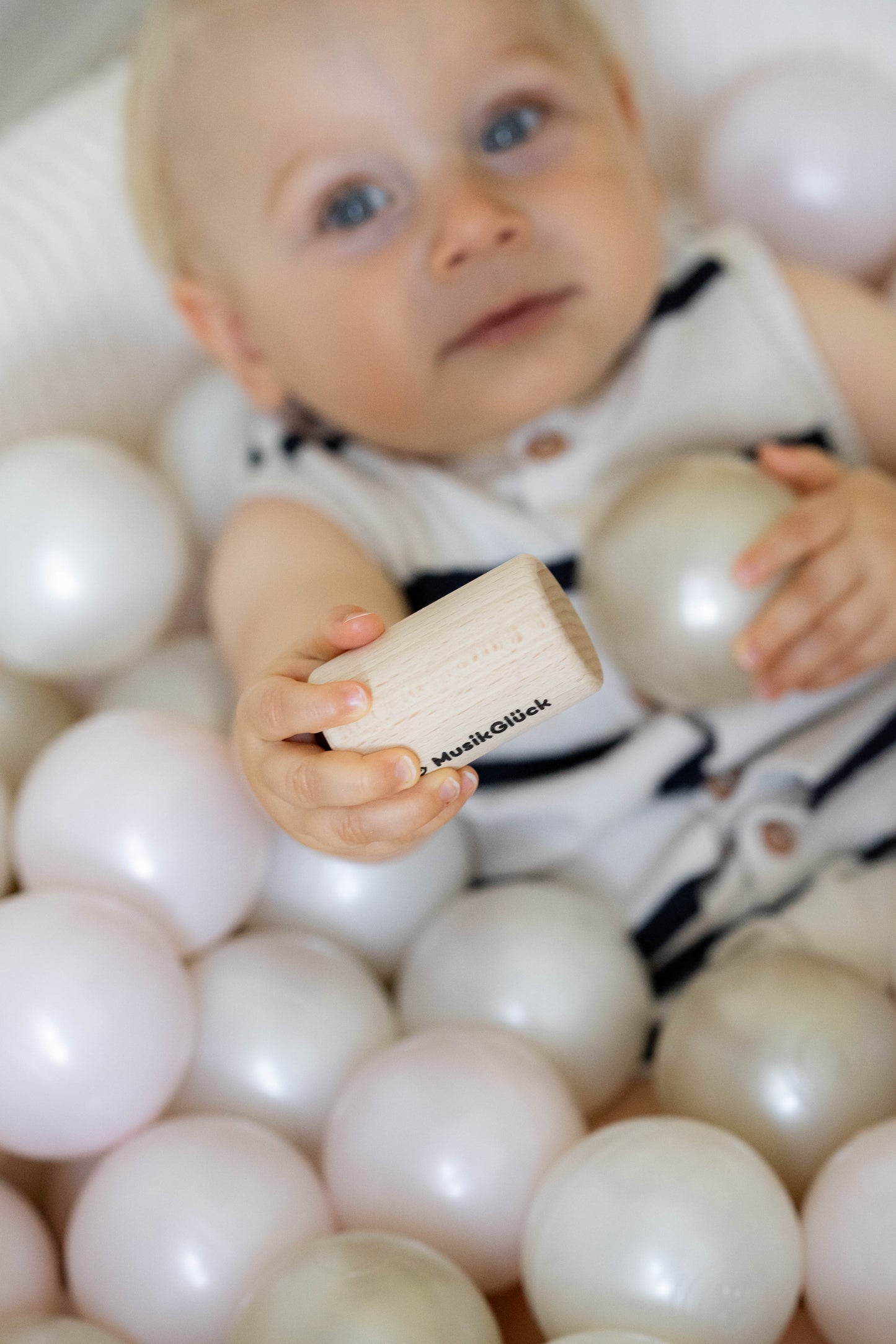Holzrassel sicheres Greifspielzeug für Babys ab 9 Monaten