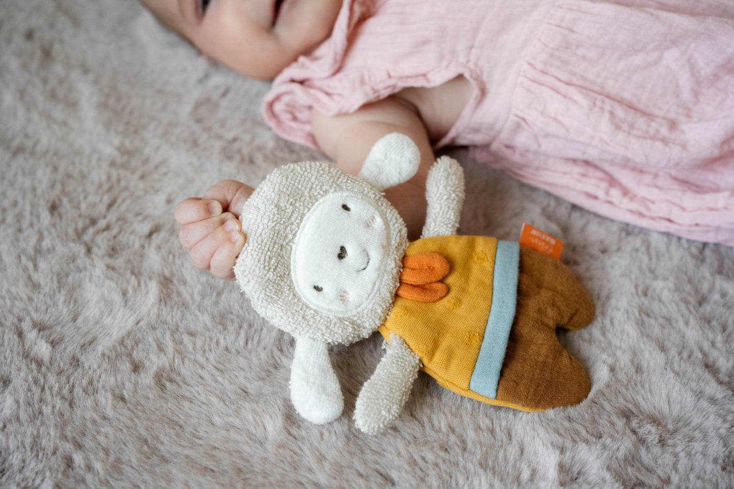 Knisterschaf aus Baumwolle kuscheliges Babyspielzeug aus der Little Tortuga Babybox 0–3 Monate