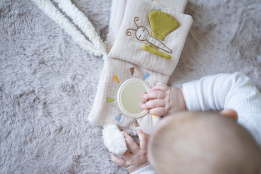 Weiches Stoffbuch mit Schaf-Motiven, Montessori inspiriert,Wahrnehmung und Bindung. mit Spiegel und Knister Seite