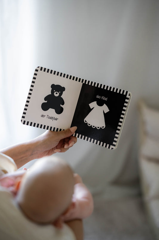 Schwarz Weiß Kontrastbuch für Neugeborene fördert die visuelle Entwicklung in den ersten Monaten