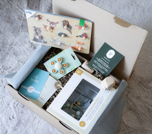 Babybox 9–12 Monate nachhaltige Montessori Geschenkbox mit Holzspielzeug