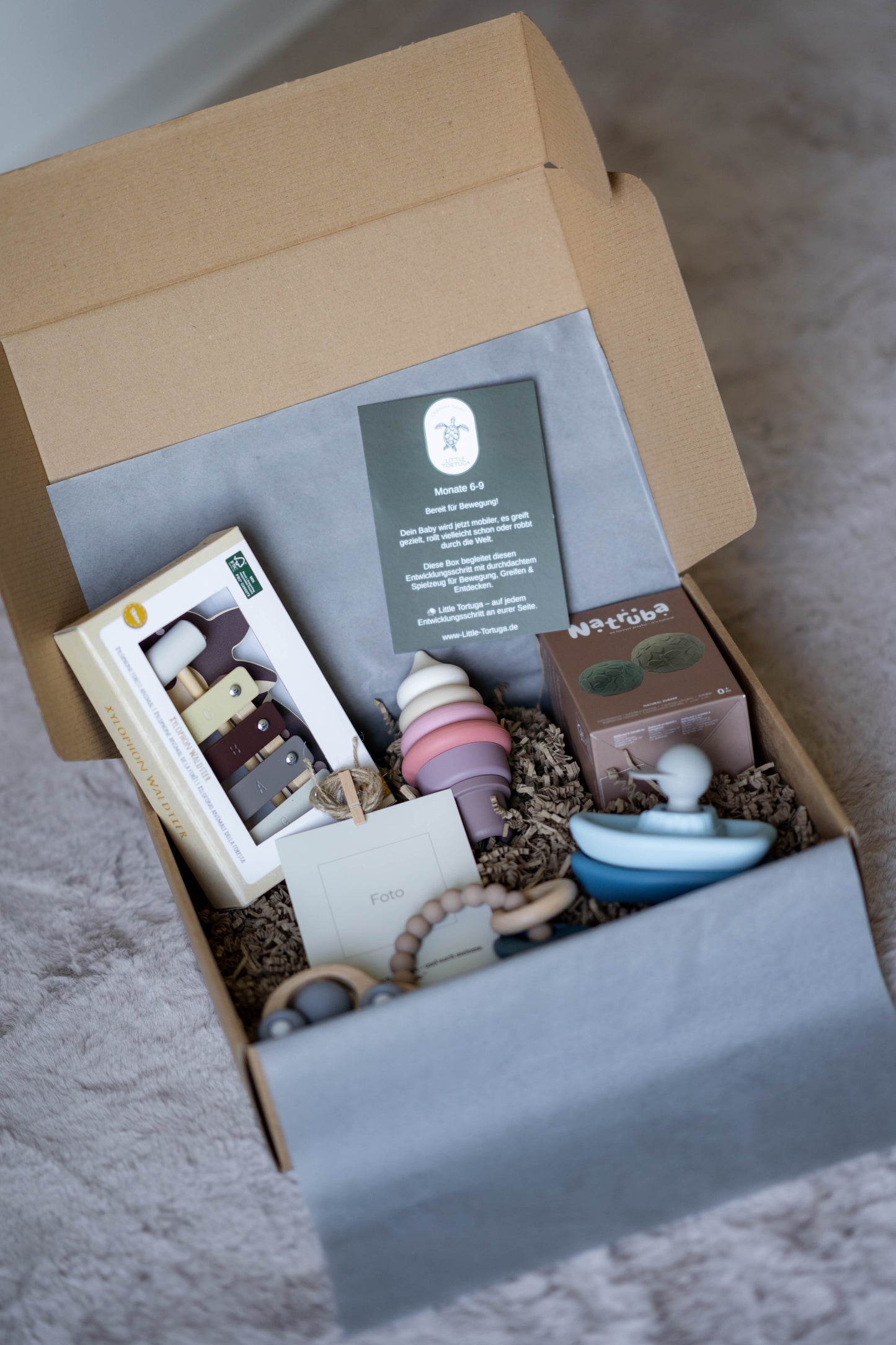 Babybox 6–9 Monate nachhaltige Geschenkbox mit Montessori Motorikspielzeug aus Holz und Silikon