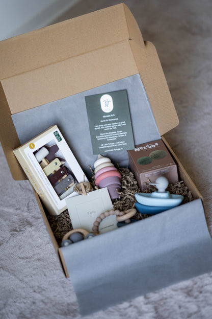 Babybox 6–9 Monate nachhaltige Geschenkbox mit Montessori Motorikspielzeug aus Holz und Silikon