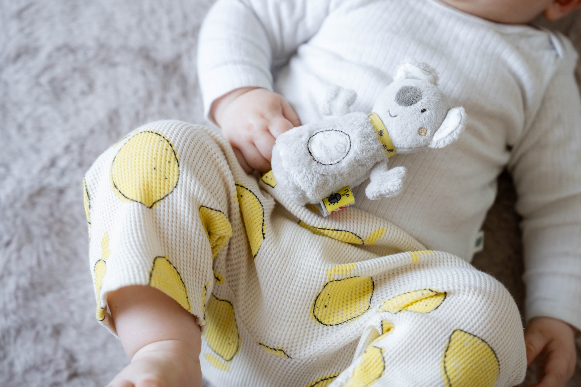 Kleine Rassel in Koala-Form für Babys ab 3 Monaten, regt Gehör und Greifreflex an, ideal für kleine Hände.