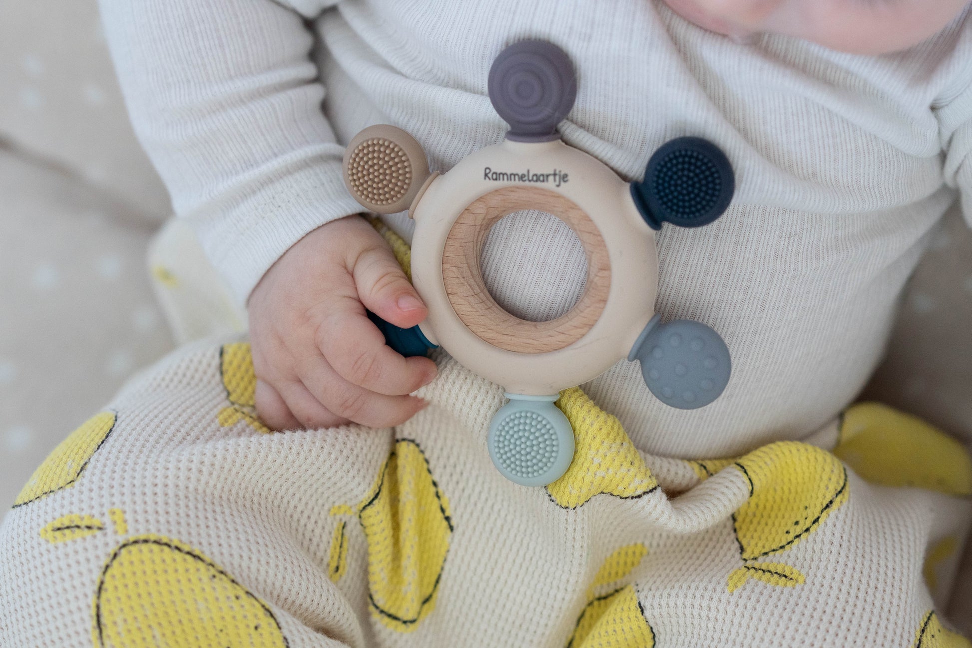 Greifring aus Holz und Silikon für Babys 3–6 Monate, unterstützt orale Phase und fördert motorische Entwicklung.