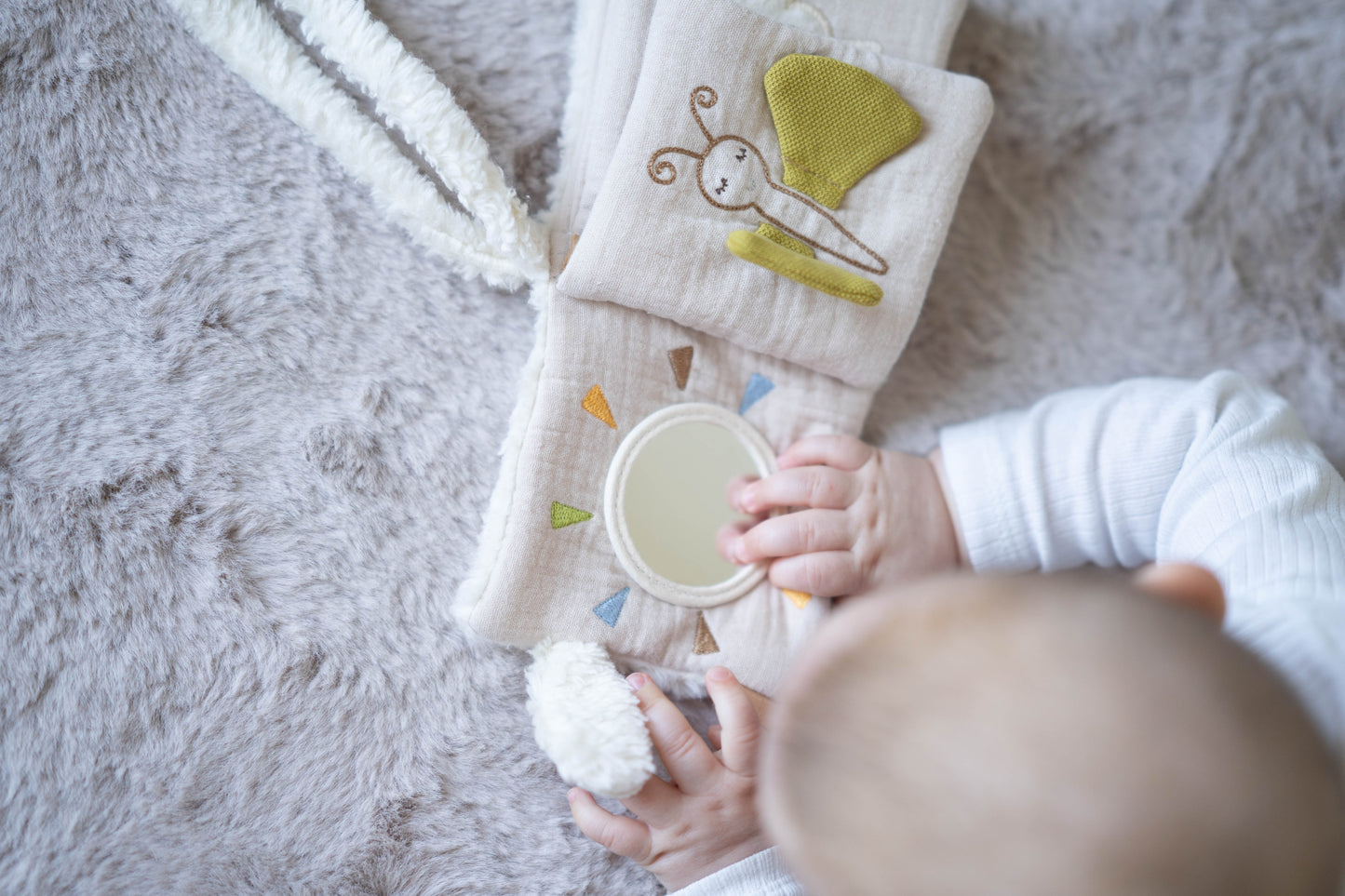Weiches Stoffbuch mit Schaf-Motiven, Montessori inspiriert,Wahrnehmung und Bindung. mit Spiegel und Knister Seite 
