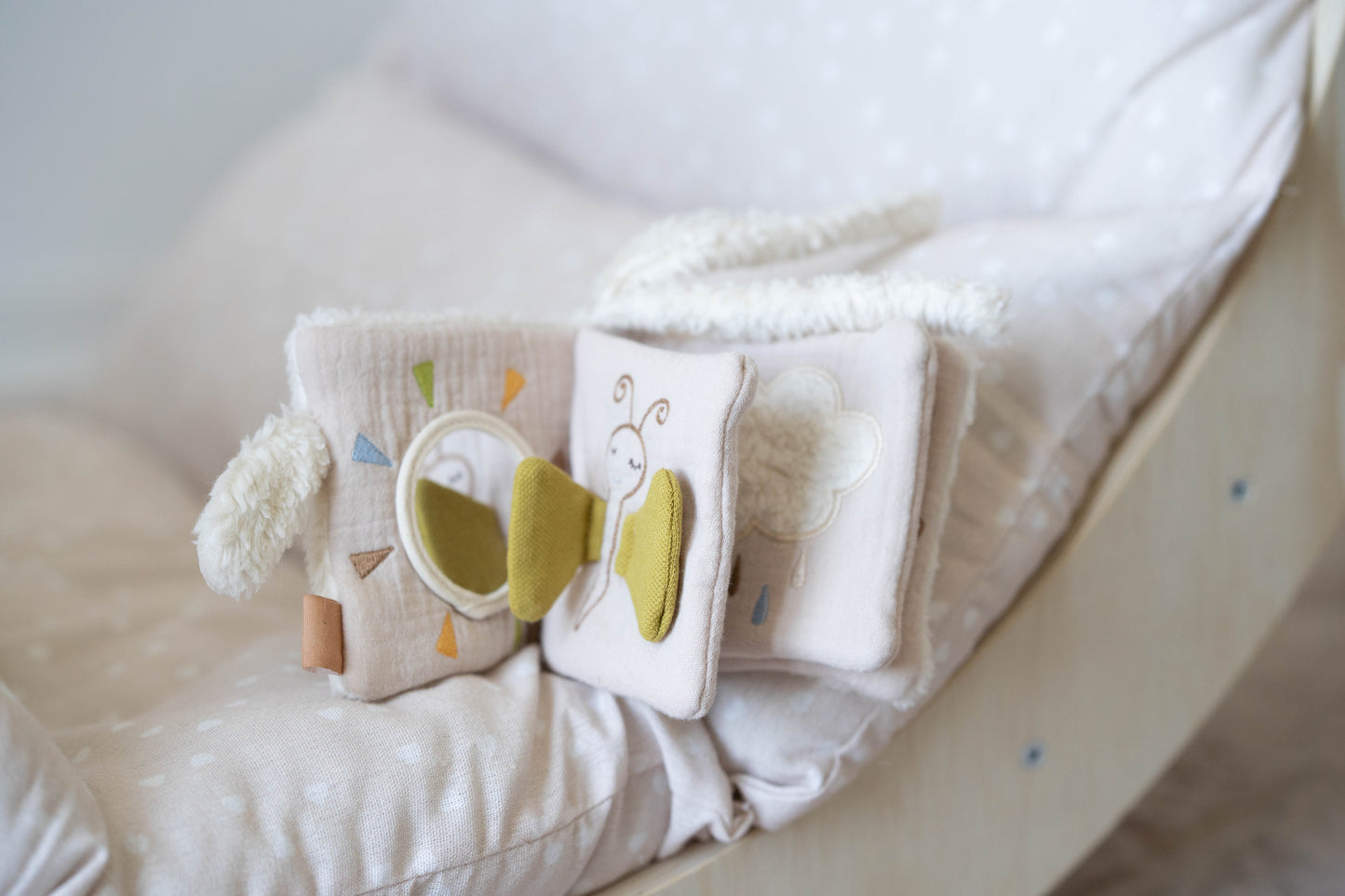 Weiches Stoffbuch mit Schaf-Motiven, Montessori-inspiriert, fördert visuelle Wahrnehmung und Bindung.